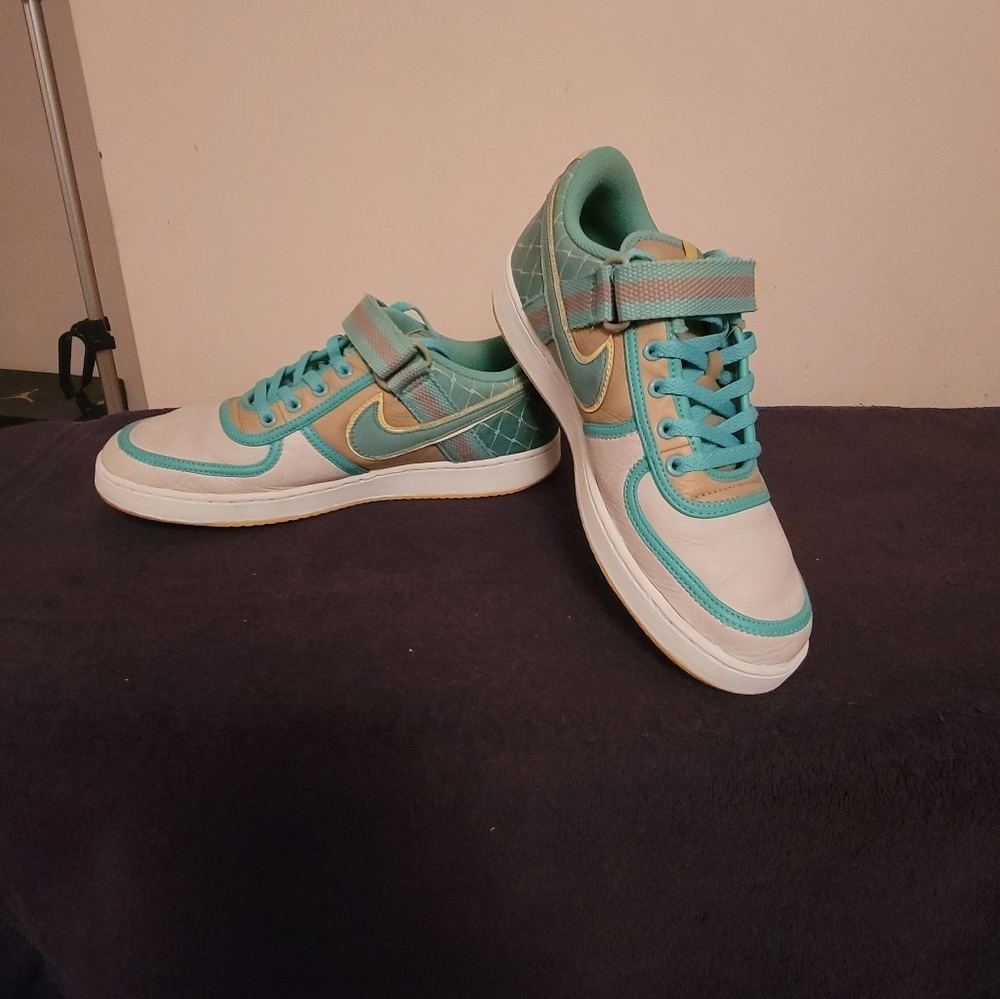 Nike - Picture 3 of 3